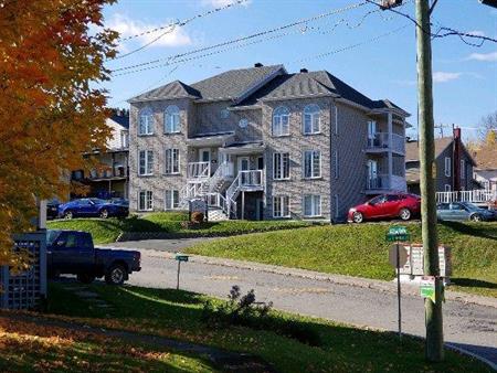 grand 4 1/2 style condo à louer