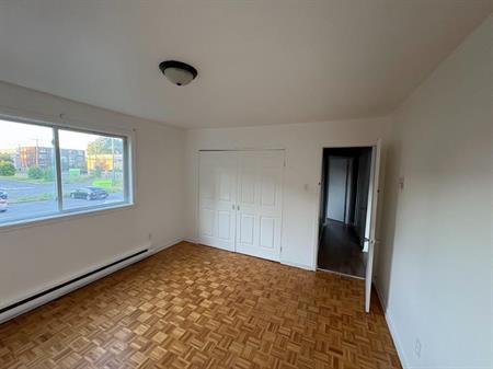 Très grand 4 1/2 à Longueuil