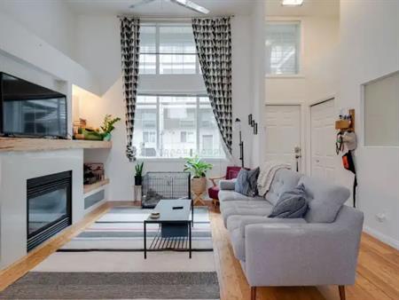 Walk to work from The Conservatory, high ceilings, beautiful courtyard. Must see | 103 - 527 15th Ave SW, Calgary