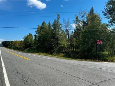 Ste-Praxède, Chaudière-Appalaches. Grand terrain de 46 450 pi.ca. en zonage BLANC, route asphaltée devant, venez y construire