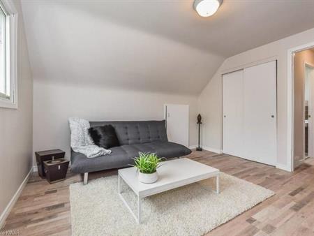 Newly  Renovated Bright Cozy Quiet 1 Bed 1 Bath 1 Parking Upper Junior Suite in a Triplex house - Centre Kitchener | 382 Stir