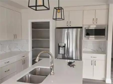 Ultramodern 4+1 Bedroom in a Cozy Neighborhood + Air Conditioning | Edmonton