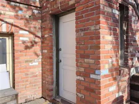 Bright Bedroom for Sublease – Banff Trail, Calgary | 2416 21 Street Northwest, Calgary