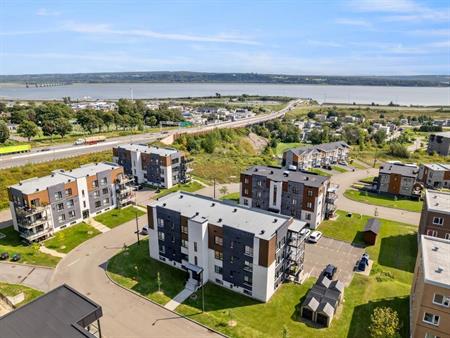 Grand 5 1/2 avec une vue partielle sur le fleuve