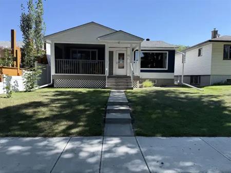 Highlands Living | 2 Bed, Spa Bathroom with Steam Shower, A/C & Backyard Oasis | Edmonton