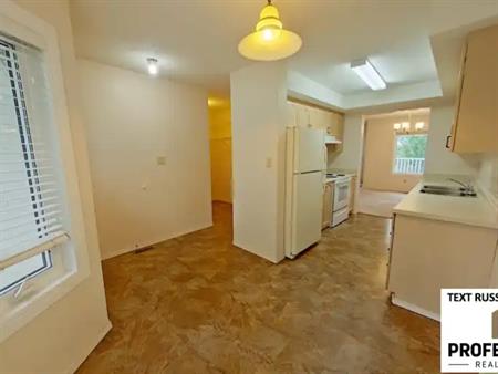 3 Bdrm / 2.5 Bath Pet Friendly Townhome with Garage & Walk-out Bsmt | 3520 60 Street Northwest, Edmonton