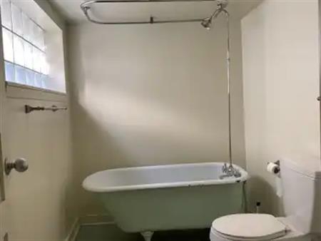 Charming 1 Bedroom Basement Clawfoot Tub plus 25% Utilites | B - 11625 94 Street Northwest, Edmonton