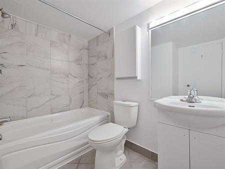 LIBRE MAINTENANT!!! 579-880-8879 Superbe condo rénové à l'été 2025, offrant 2 chambres lumineuses Chauffage, électricité et c