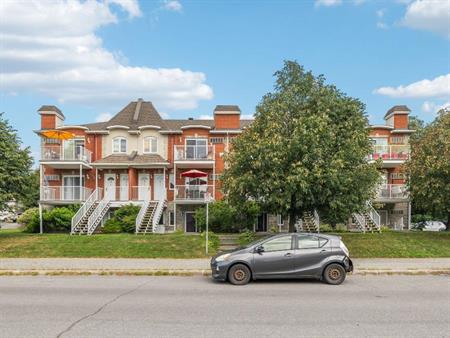 Condo meublé, chauffé-éclairé,rénové.