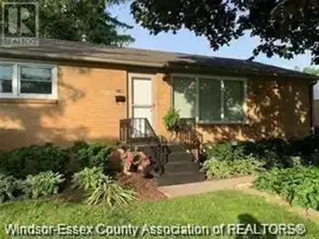 3188 Woodland | 3188 Woodland, Windsor