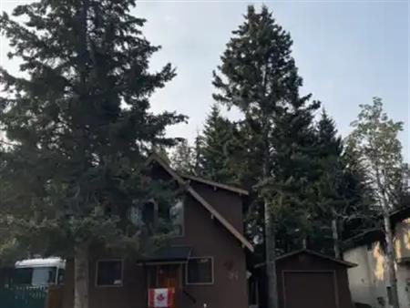 Cozy mountain cabin close to downtown and river pathways | Canmore