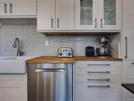 All-inclusive (A+ internet, electric, heat, water) Beautiful 1bdr Top Floor | 405 - 320 24 Avenue SW, Calgary