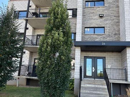 Superbe condominium à louer à Delson! Très grande superficie et décoré au goût du jour. Garage intérieur! 3 1/2. Animaux acce