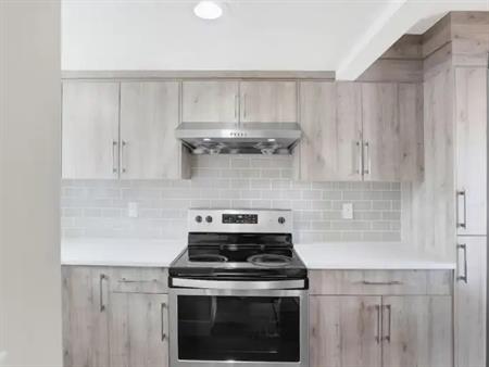Beautifully Renovated Townhouse for Rent – Falconridge | 905 - 380 Falconridge Crescent Northeast, Calgary
