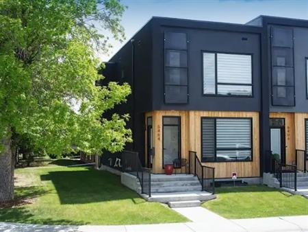 Bright & Spacious 4 bedroom Townhome | Calgary