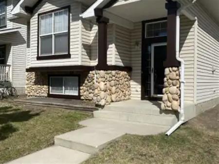 Cozy 3 bedroom 2 bath house for rent | 231 Prestwick Landing Southeast, Calgary