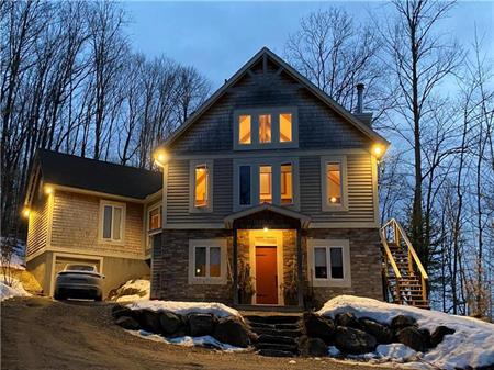 Modern 4 bedroom cottage with large, private deck and hot tub. CITQ#308681