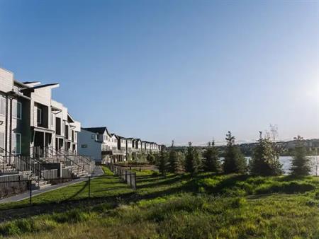 3BR TH |Central AC| Pond View |Rooftop Balc | Calgary