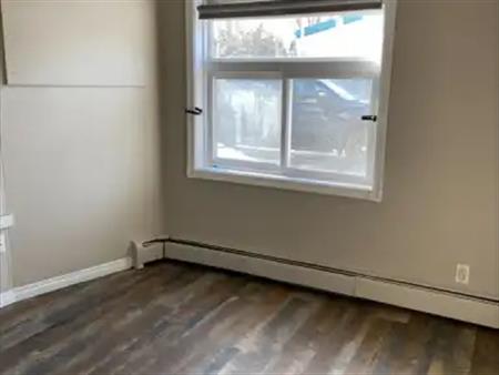 #4, 11928 129 Ave NW Edmonton, AB | 11928 129 Avenue Northwest, Edmonton