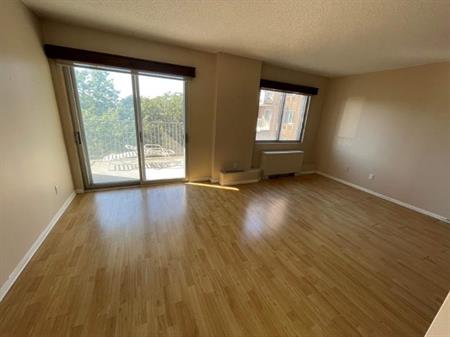 2 CH - 1 SDB - Côte Saint-Luc - $1,745 /mo