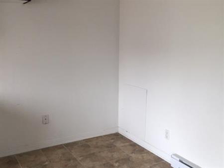 À VOIR 3 1/2 rénové appartement près métro Concorde