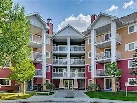 Spectacular modern and cozy condo, Prestwick SE | 10 Prestwick Bay Southeast, Calgary