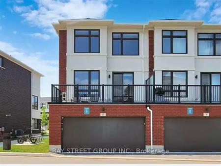 10 EMILY CHARRON LANE | 10 EMILY CHARRON LANE, Richmond Hill