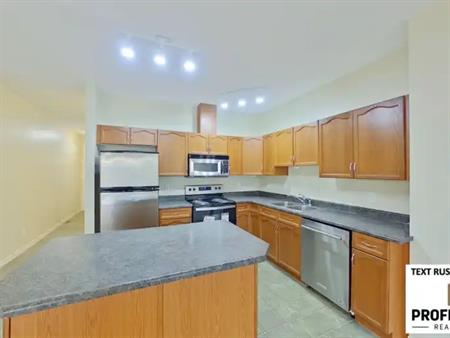 2 Bed / 2.5 Bath SE Townhome with Single Attached Garage with Ravine View | 3010 33 Avenue Northwest, Edmonton