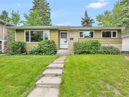 Varsity bungalow, huge yard, hardwood flooring. | 4823 48 Street N.W., Calgary