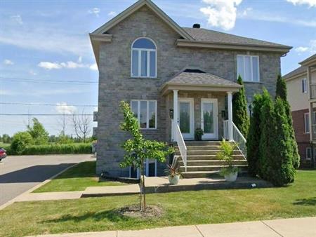5 1/2 Style condo