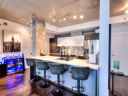 Condo 3.5 de luxe, meublé, rénové au coeur du quartier Dix30 à 5min du REM