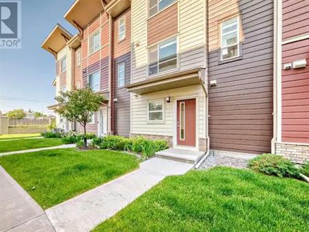 3 Bedrooms 2.5 ba.Nice and Quite Cozy Townhouse at Harvest Hills. $2,100/Month | 15 - 126 Harvest Hills Common Northeast, Cal