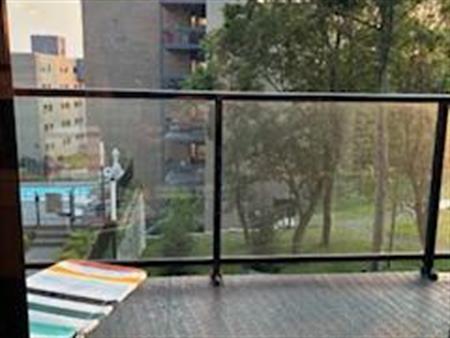 Superbe 4 ½ + espace bureau dans immeuble neuf avec piscine, gym et vue imprenable