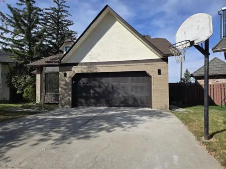 Elegant 4-Bedroom Family Home with Walkout Basement in Prime Location | 139 Macewan Glen Place Northwest, Calgary