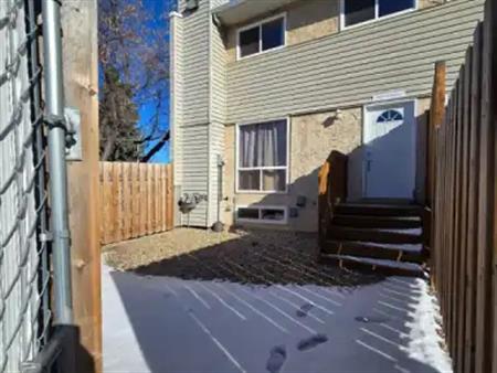 GORGEOUS 2 BEDS 1 BATH TOWNHOUSE FOR RENT. NO PET FEES. EXCELLENT LOCATION..!! | 8620 38A Avenue Northwest, Edmonton