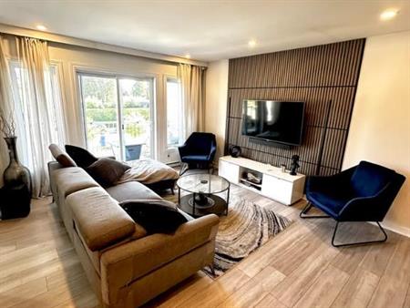 Condo 5 1/2 à louer - Entrée privée avec cours