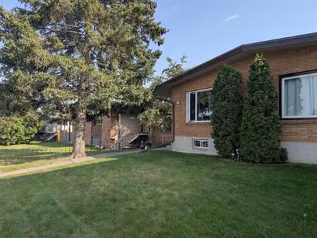 Spacious Suite - Flat Rate Utilties + Internet | 2127 50 Ave SW, Calgary