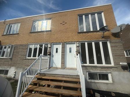 5 1/2 main floor with playroom in the basement bright, large windows. Ideally located within shopping, parks and schools. Sto