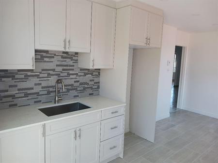 Grand 5-1/2 rénové haut de duplex - STL