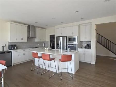 35 Evansglen Park NW – Family Home for Rent in Evanston | 35 Evansglen Park Northwest, Calgary