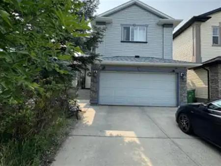 Cozy Evergreen House in school zone looking for a family. | 29 Eversyde Close Southwest, Calgary