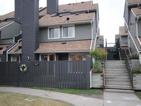Renovated Townhome with Attached 1 Car Garage - 3 Bedrooms 2 Bathrooms | 147 - 54 Glamis Green Southwest, Calgary