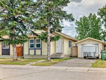 3 BED 1 BATH MAIN FLOOR/Basement rented out separately 2 bed 1 bath | 35 Abingdon Road Northeast, Calgary