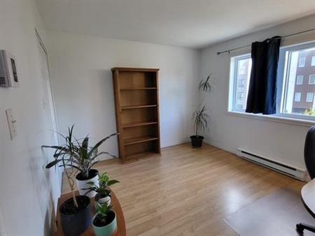 Très grand 4 1/2 a louer dans le nord de sherbrooke