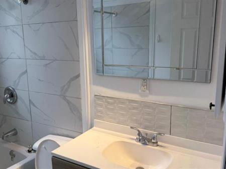 51/2 a Boisbriand dispo 1octobre2025 les inclus : internet 2 stationnements, Loker, Thermopompe