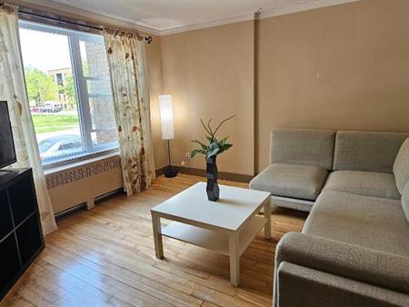 Grand 5 1/2 à louer MEUBLÉ + climatisation et jardin @ long terme - DISPONIBLE