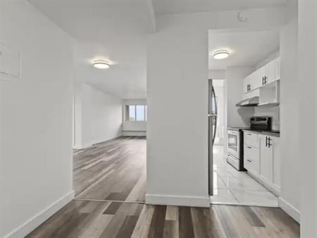 2900 Chemin Côte-De-Liesse | 2900 Chemin de la Côte-de-Liesse, Mont-Royal