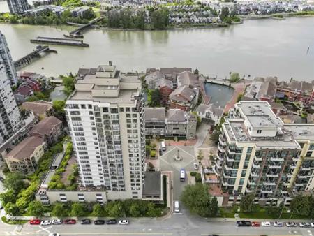 Large Executive condo + pet friendly - 2 Bedroom 2 Bath Waterfront @ the Quay | 1 Renaissance Square, New Westminster