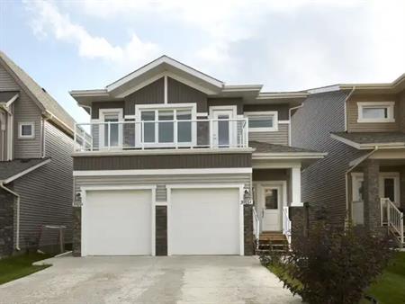 3 Bedroom, 2 Bathroom Pet Friendly SW Edmonton w/ Open Floor Plan & Fenced Yard | B - 3915 Claxton Loop Southwest, Edmonton