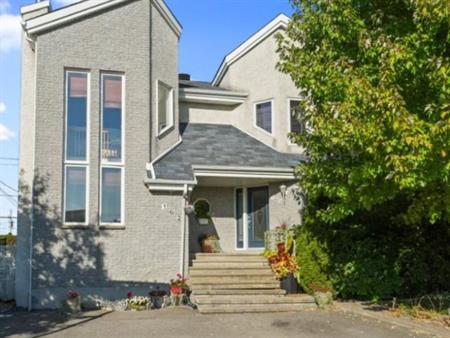 Maison 3 étages à louer, 5 chambres 2.5 salles de bain, TERREBONNE 12 min de MONTRÉAL